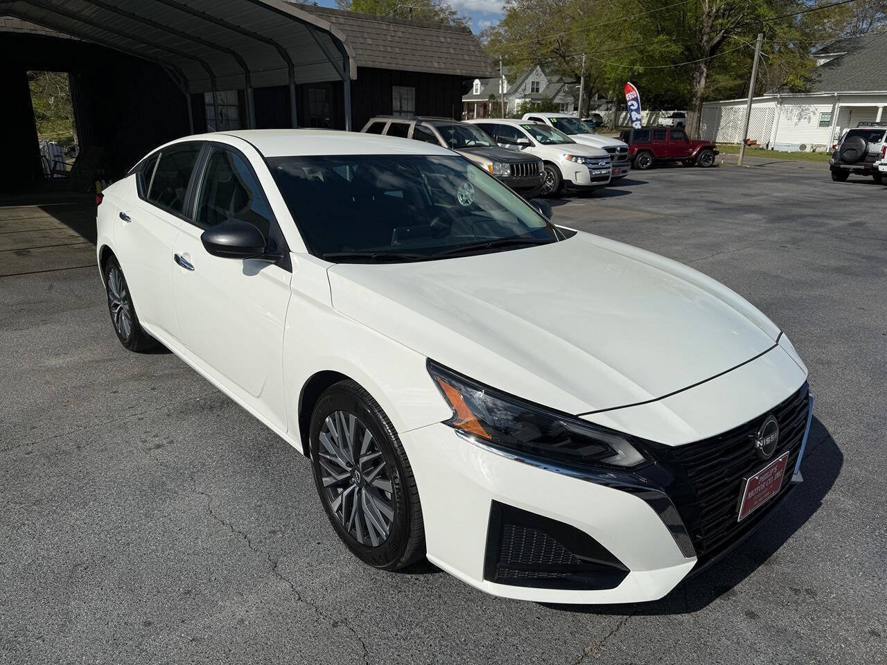Used 2025 Nissan Altima 2.5 SV FWD image 2