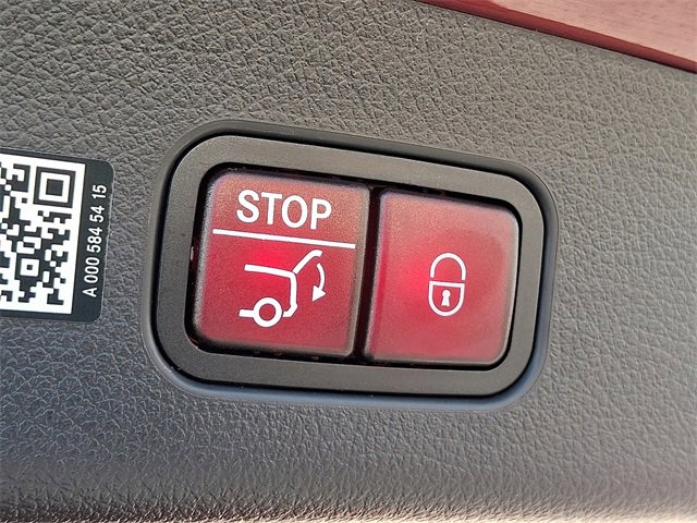 Used 2025 Mercedes-Benz GLC 300 4MATIC image 30