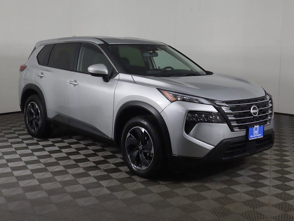 Used 2024 Nissan Rogue SV AWD/4WD image 2