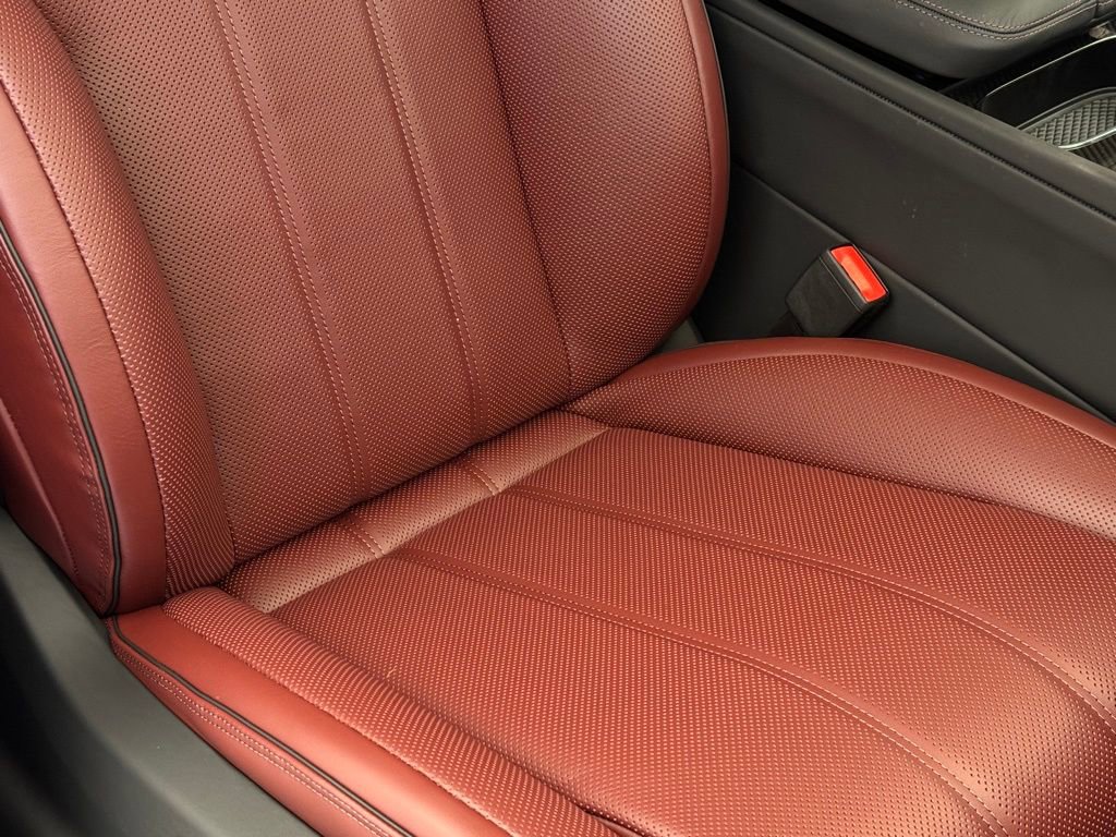 Used 2025 Bentley Bentayga image 42