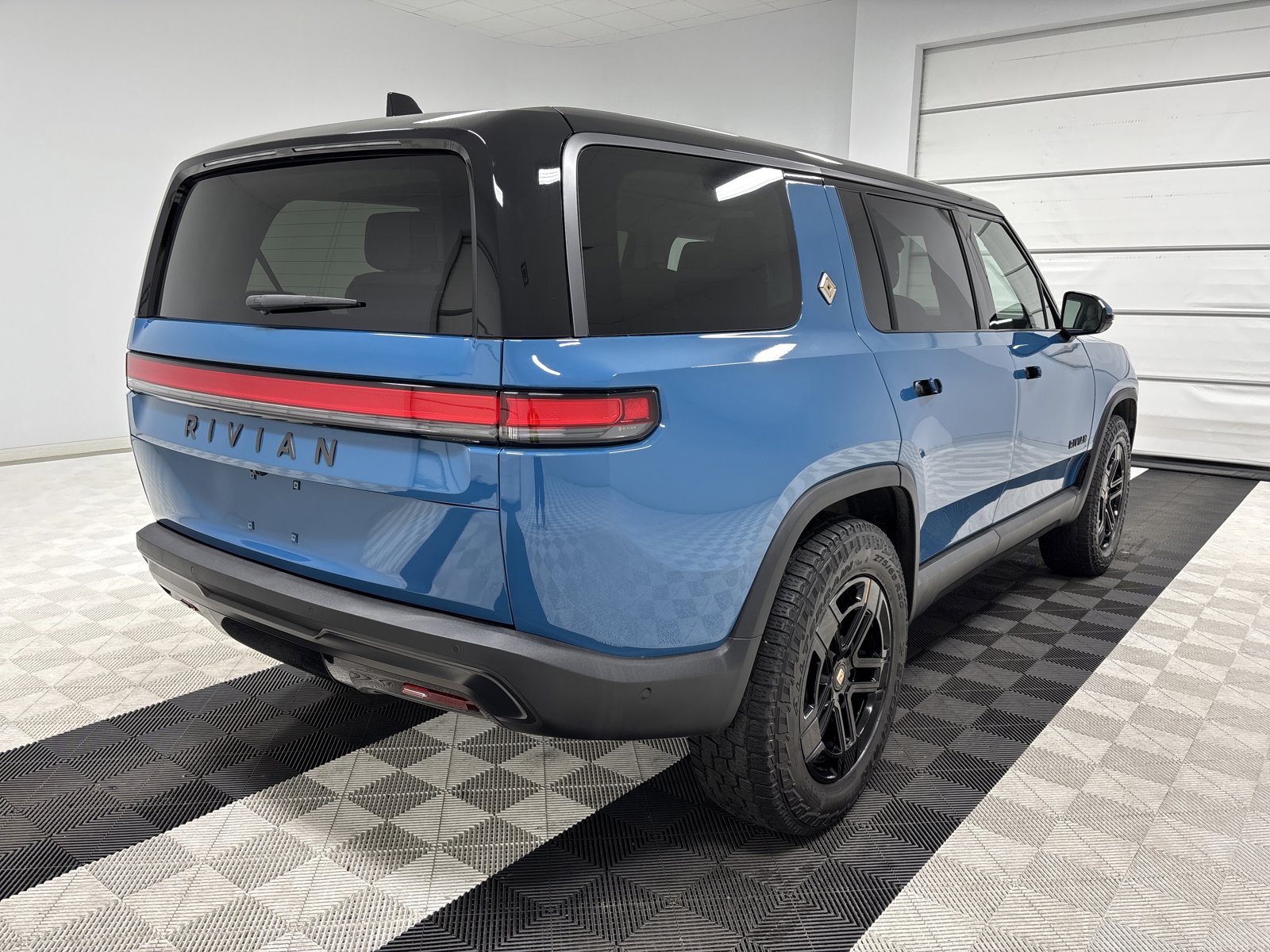 Used 2025 Rivian R1S Adventure AWD/4WD image 5