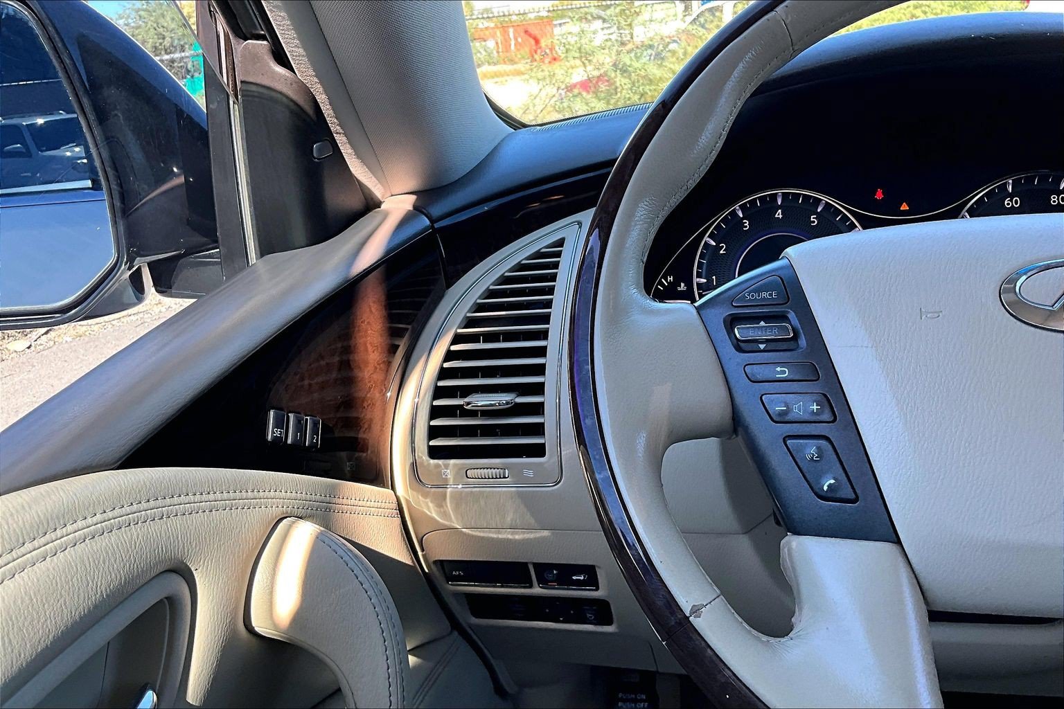 Used 2011 INFINITI QX56 4WD w/ Deluxe Touring Pkg image 19