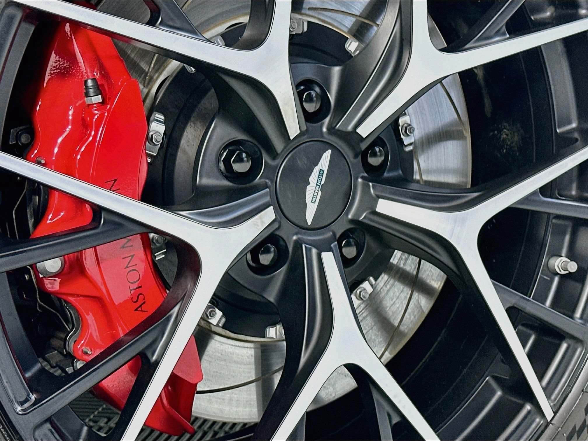 Used 2024 Aston Martin DB12 Coupe RWD image 33