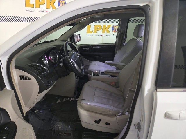Used 2015 Chrysler Town & Country Touring image 32