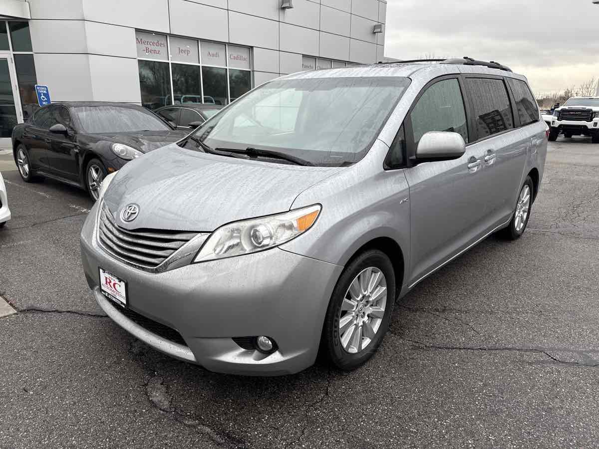 Used 2017 Toyota Sienna XLE Premium image 2