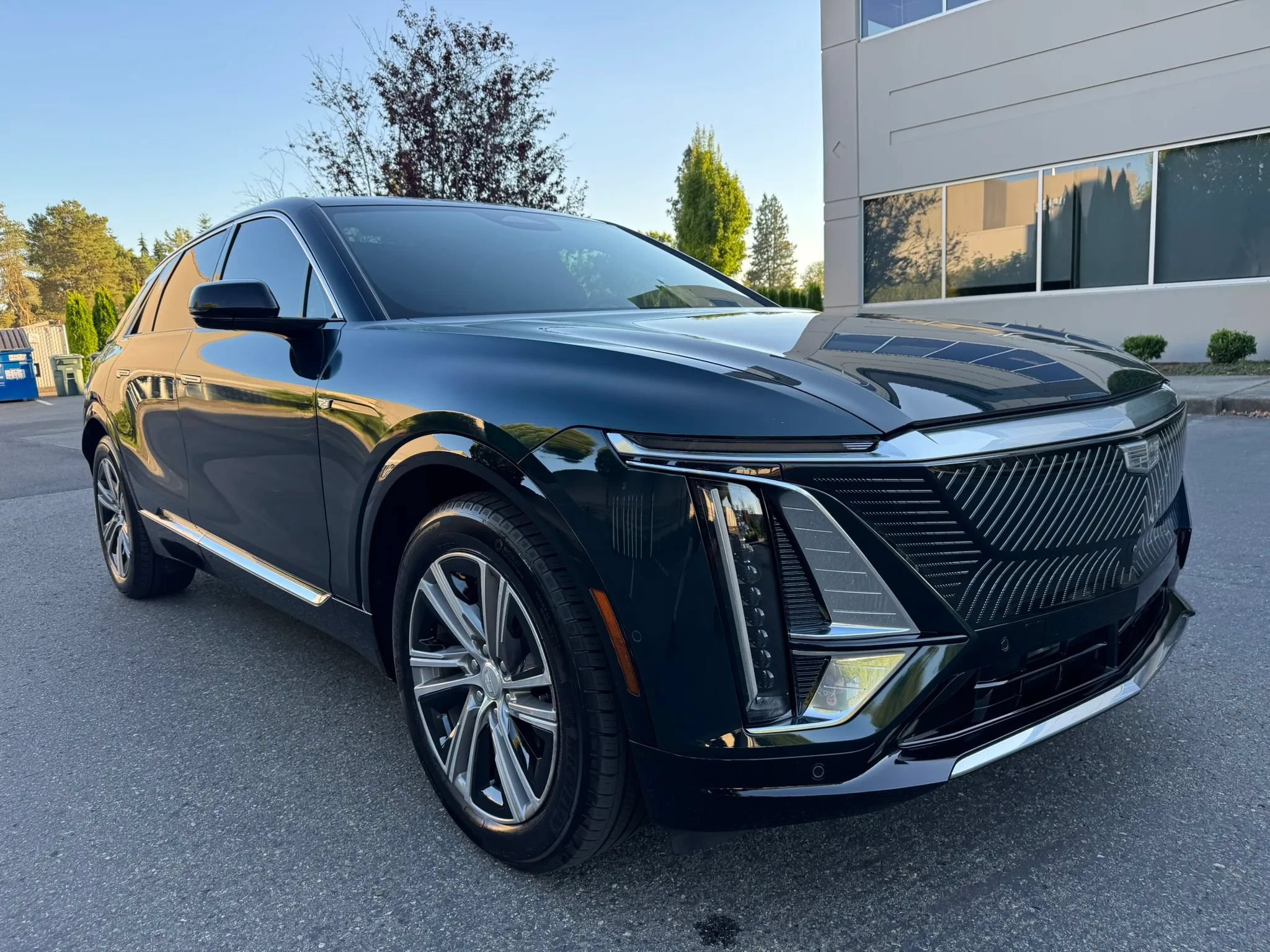 Used 2024 Cadillac Lyriq Luxury AWD/4WD image 2