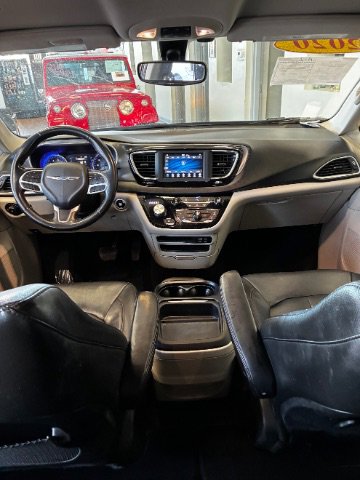 Used 2020 Chrysler Pacifica Touring-L image 27