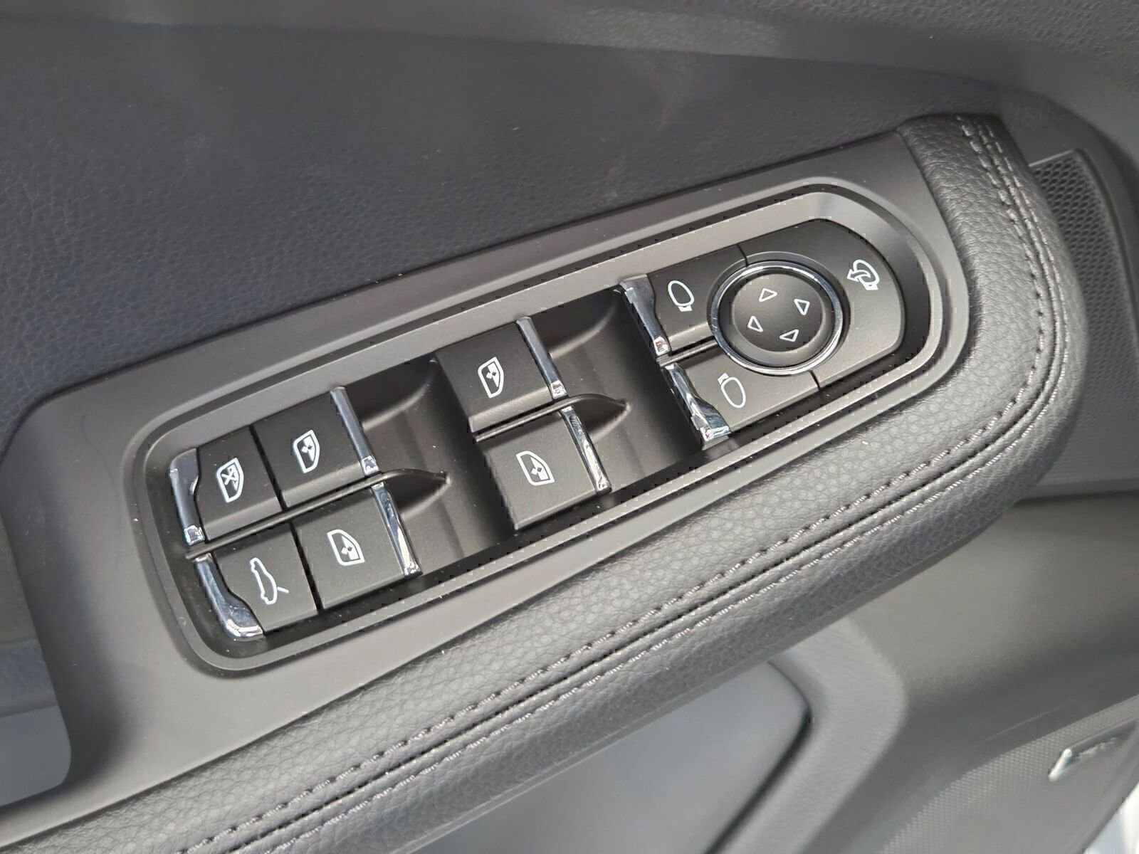 Certified 2026 Porsche Macan image 15