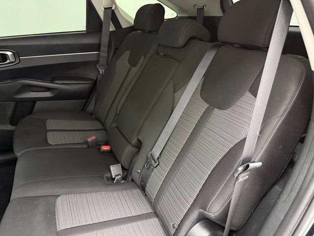 Used 2022 Kia Sorento LX image 9