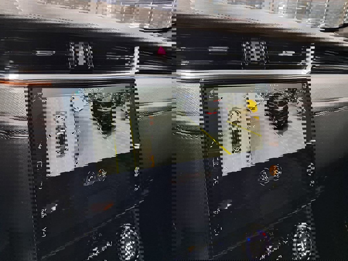 Used 2021 Jaguar F-PACE SVR image 21