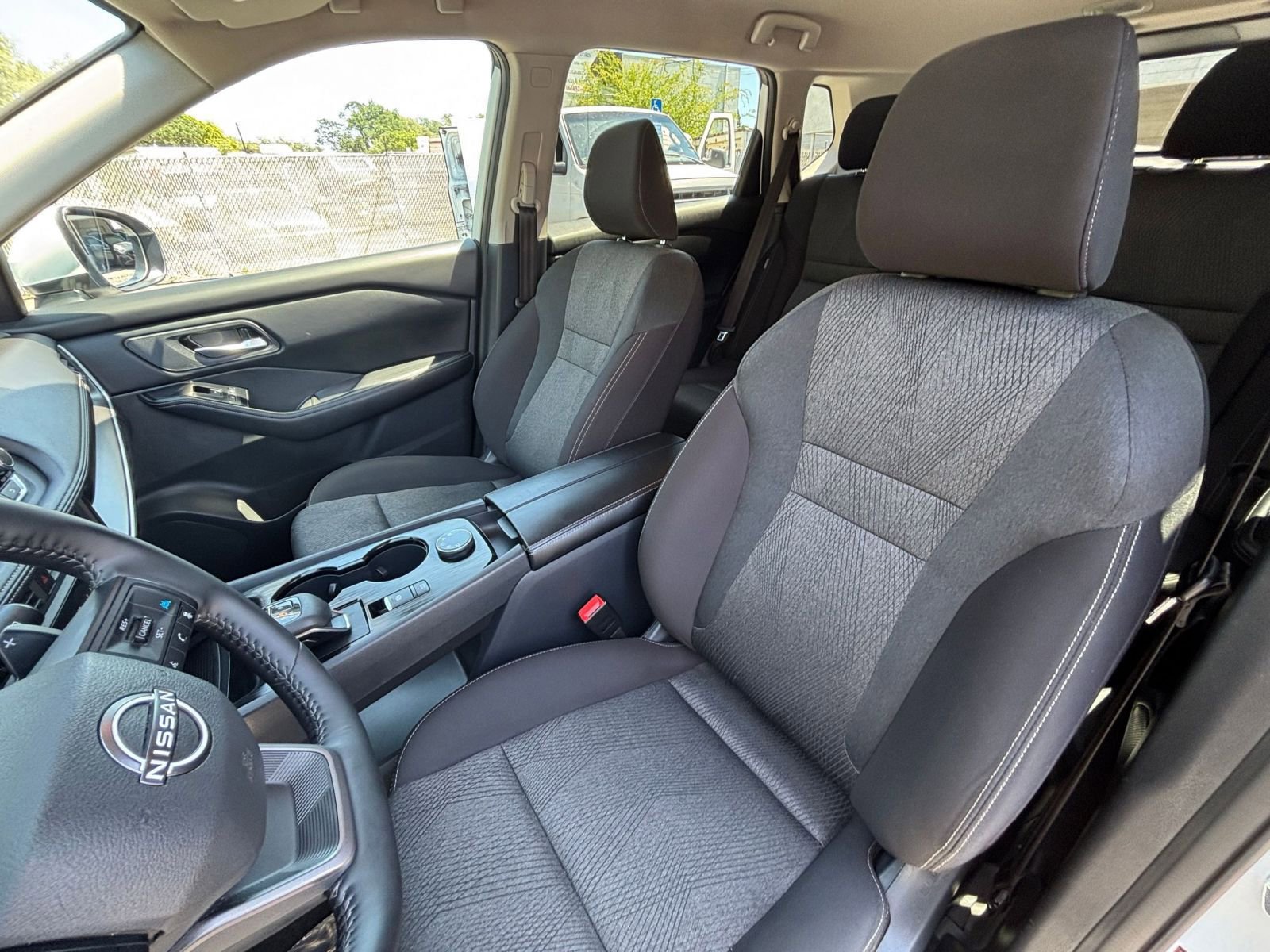 Used 2025 Nissan Rogue SV AWD/4WD image 38