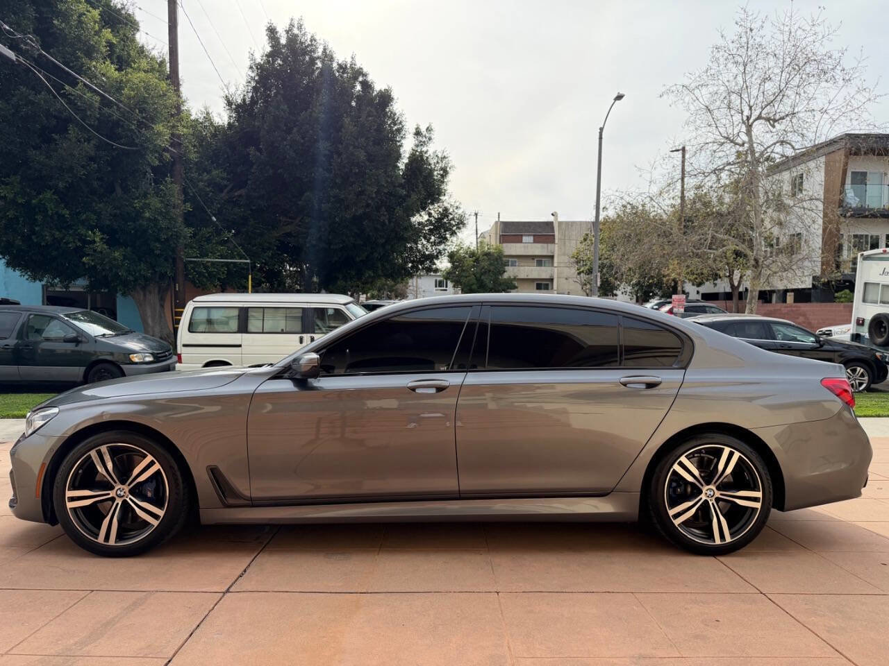 Used 2018 BMW 750i image 8