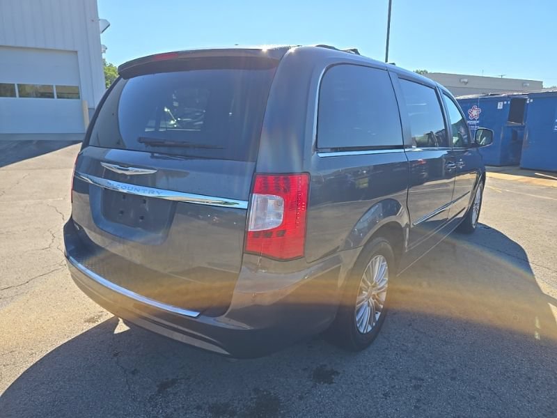 Used 2016 Chrysler Town & Country Touring FWD image 7