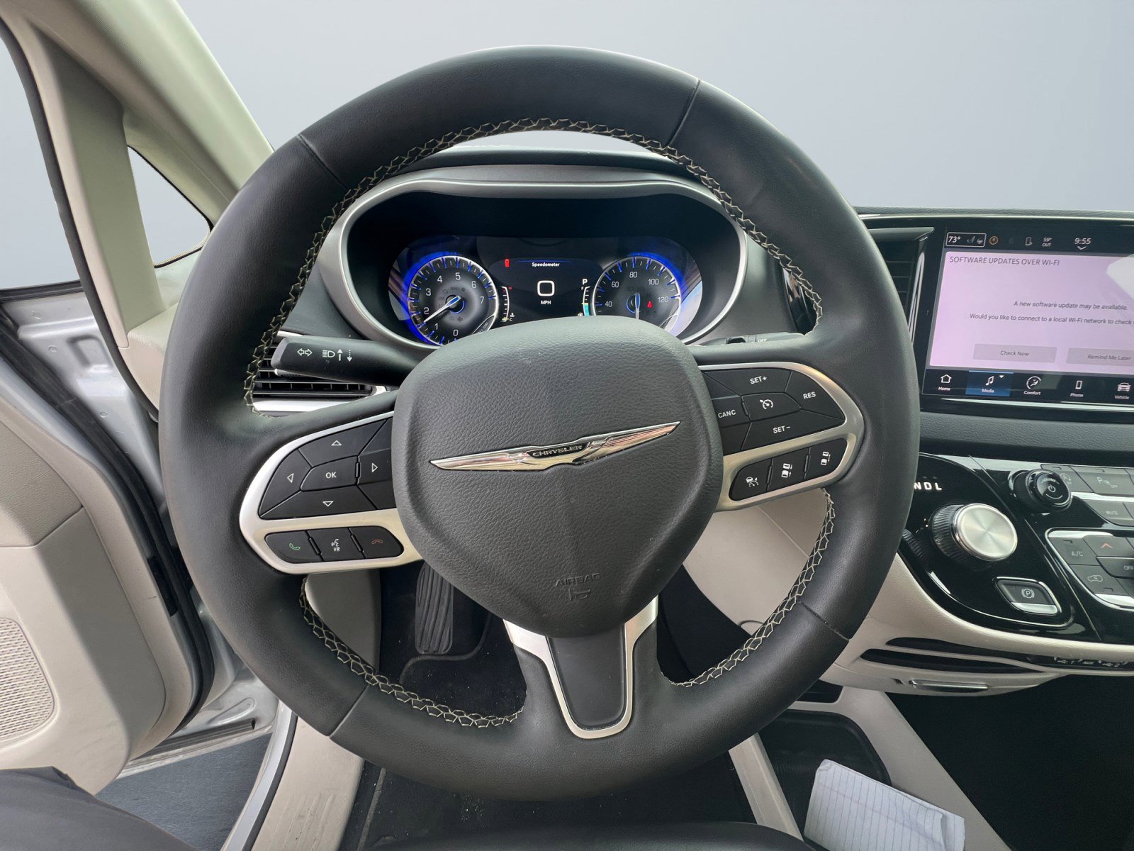 Used 2023 Chrysler Pacifica Touring-L image 14