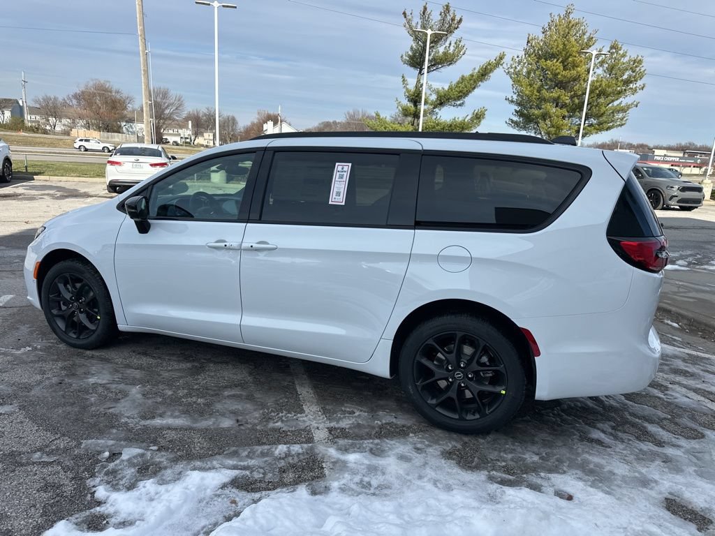 New 2026 Chrysler Pacifica Select AWD/4WD image 21
