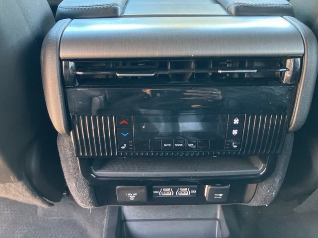 Used 2025 Jeep Wagoneer L Series II AWD/4WD image 38