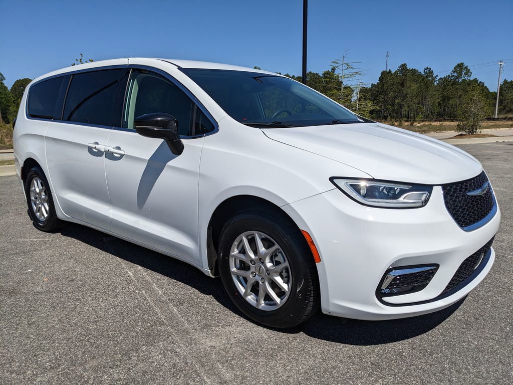 Used 2024 Chrysler Pacifica Touring-L image 11