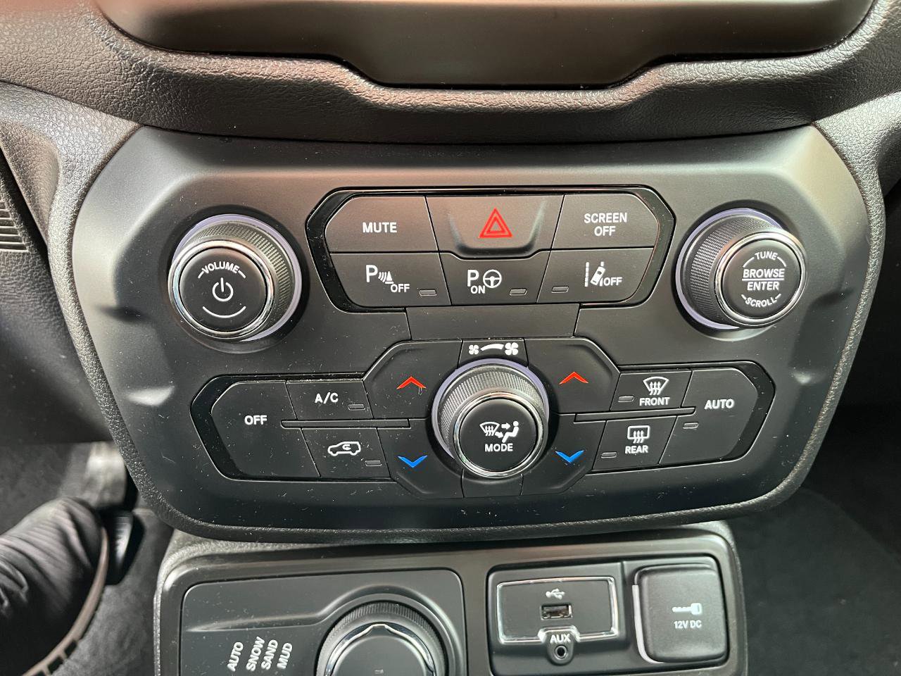 Used 2021 Jeep Renegade Latitude w/ Luxury Group I AWD/4WD image 19