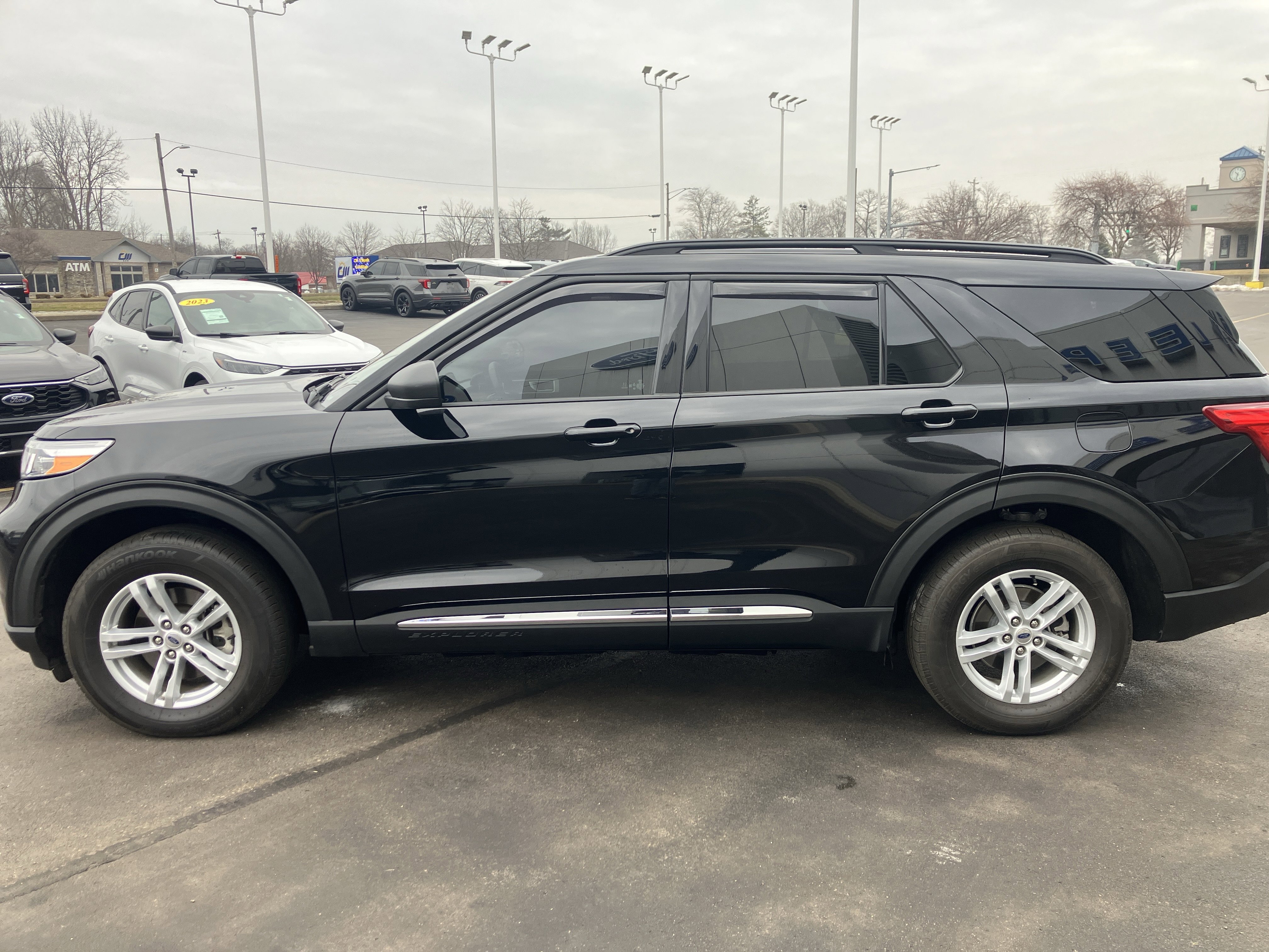 Used 2022 Ford Explorer XLT w/ Equipment Group 202A image 4