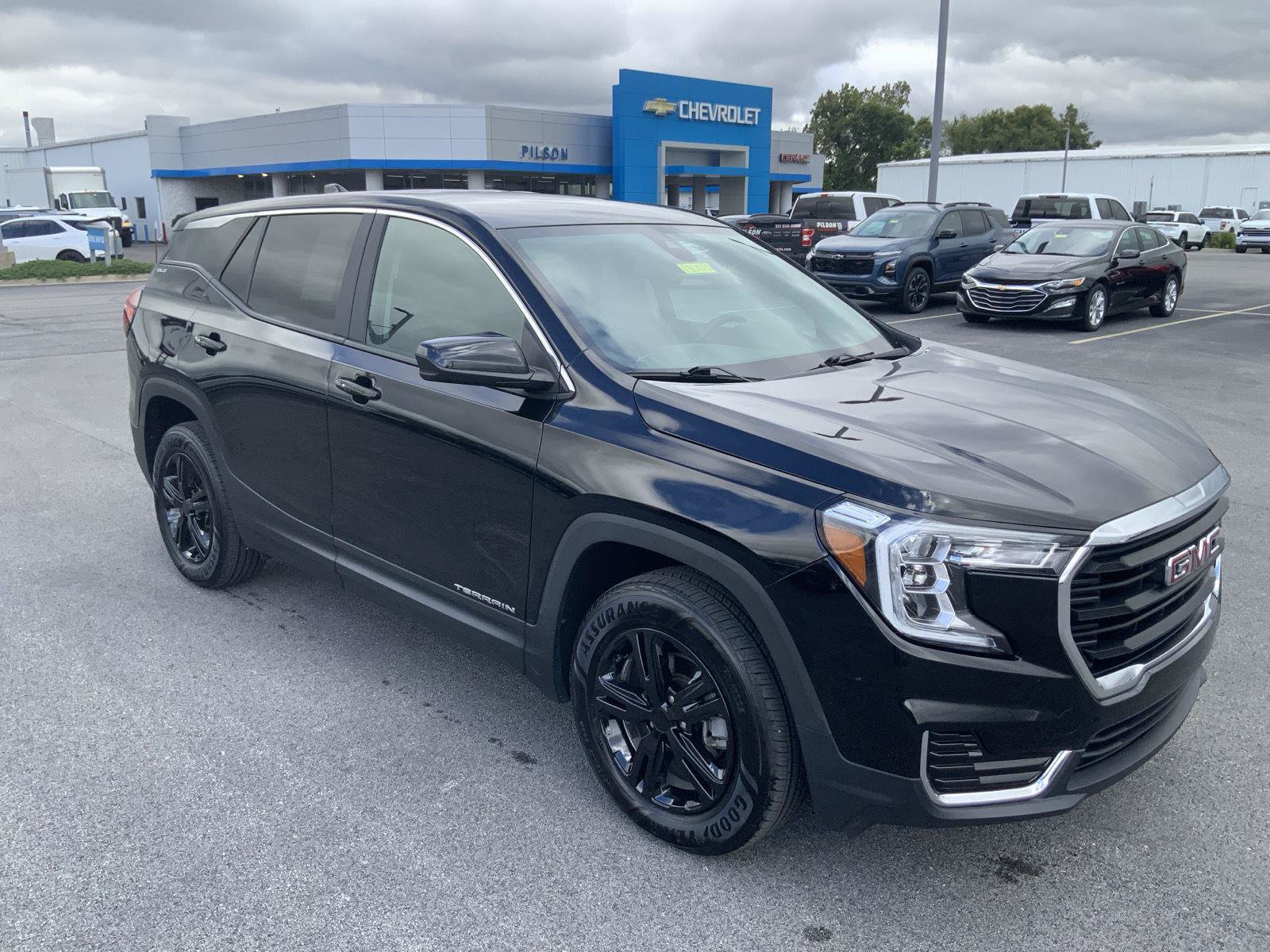 Used 2023 GMC Terrain SLE AWD/4WD image 2