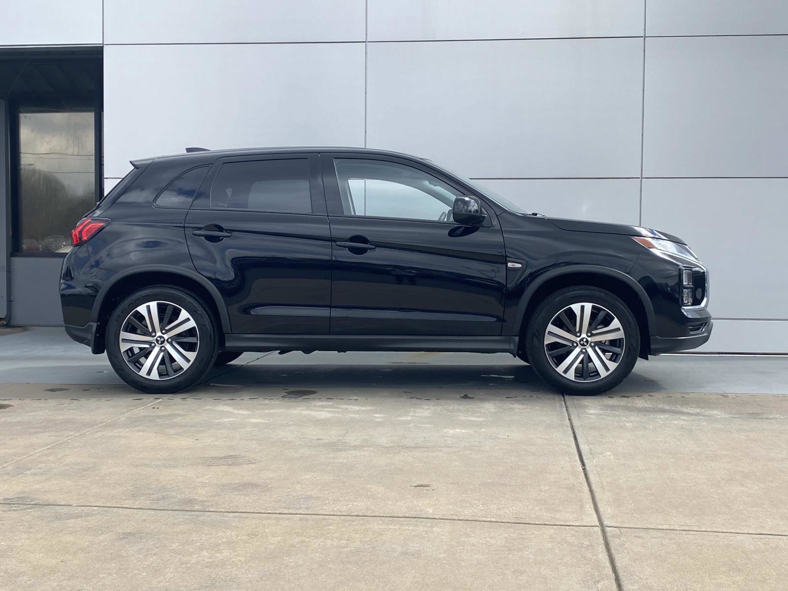 Used 2024 Mitsubishi Outlander Sport AWD image 3