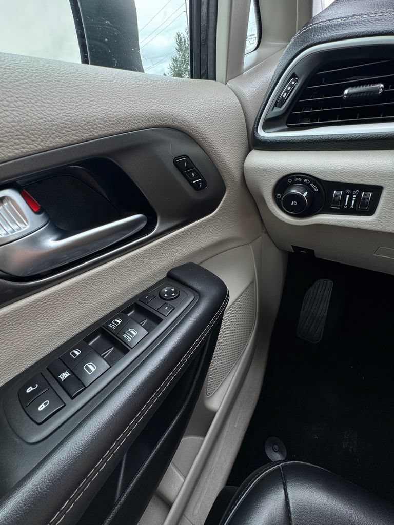 Used 2023 Chrysler Pacifica Touring-L FWD image 14