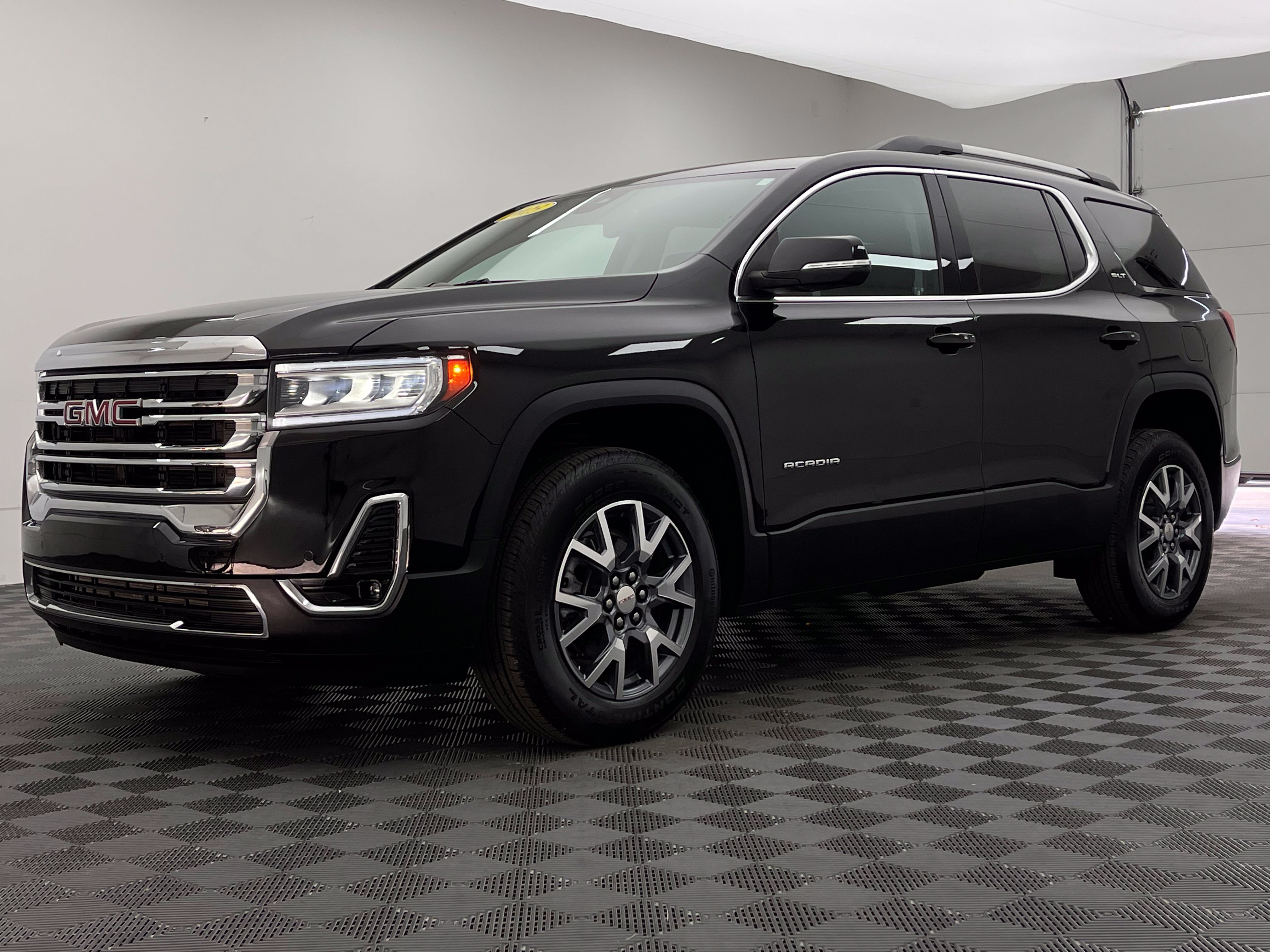 Used 2023 GMC Acadia SLT FWD image 2