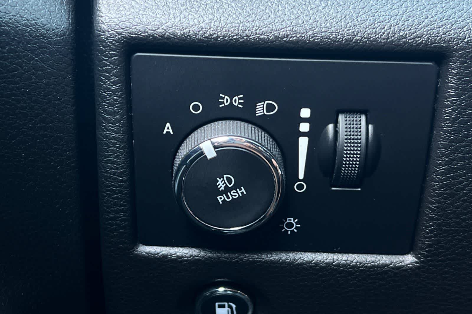Used 2018 Jeep Grand Cherokee Altitude RWD image 34