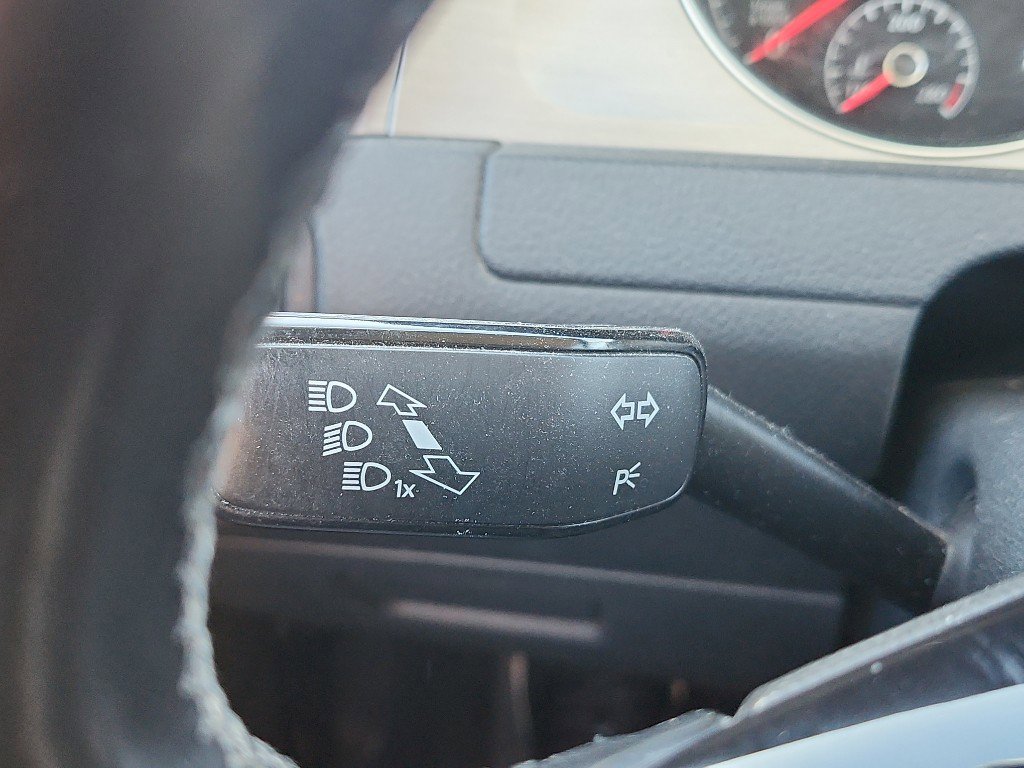 Used 2016 Volkswagen Golf S image 27