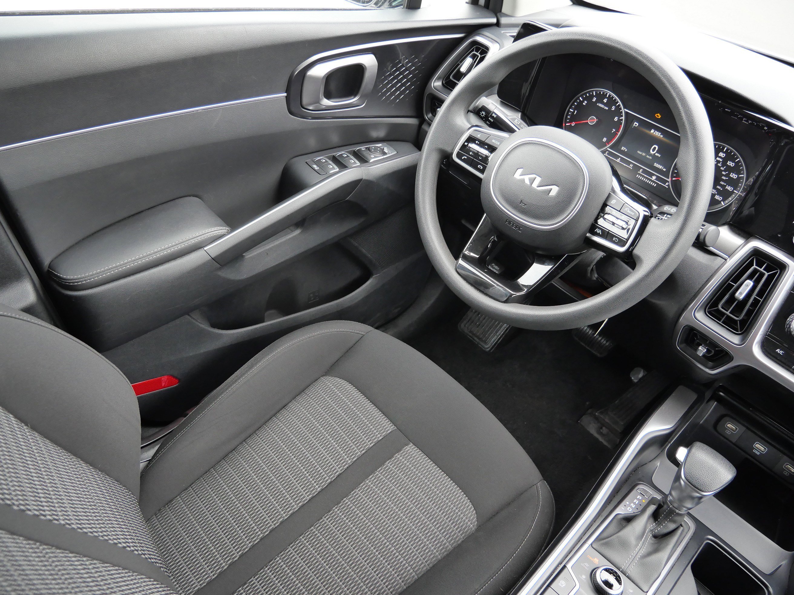 Used 2023 Kia Sorento LX image 9