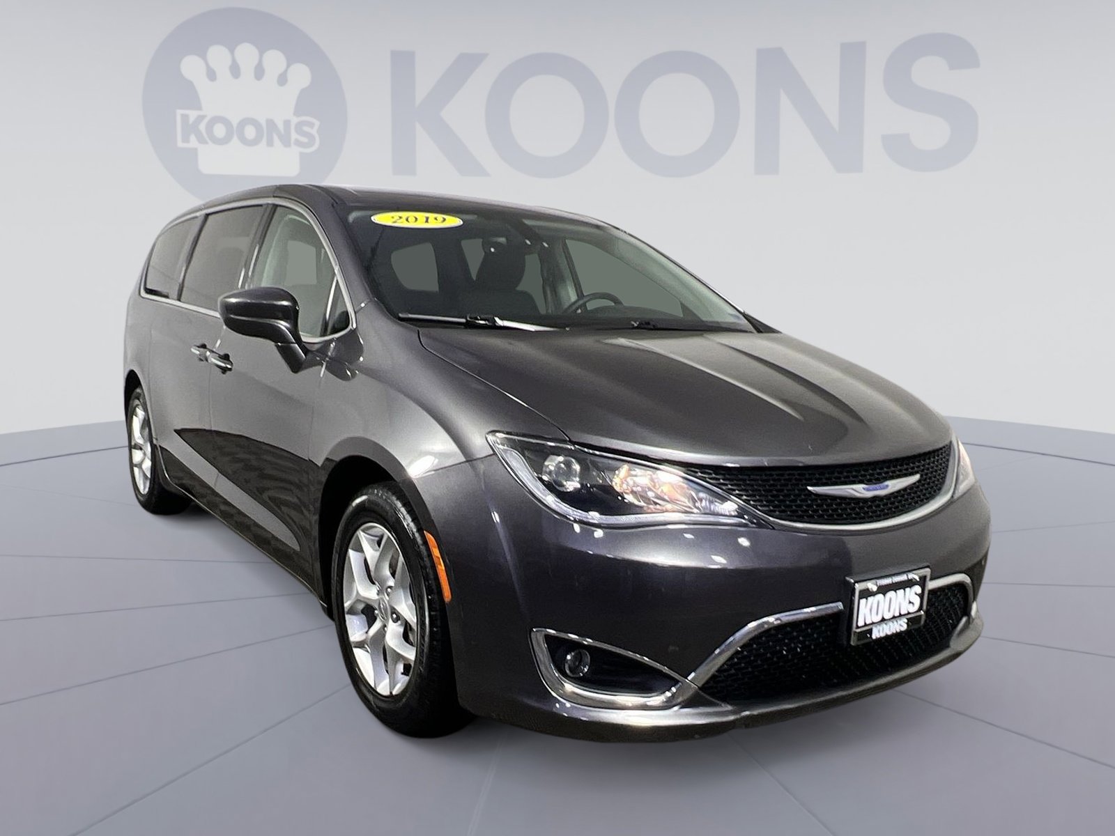 Used 2019 Chrysler Pacifica Touring Plus w/ Tire & Wheel Group FWD image 2