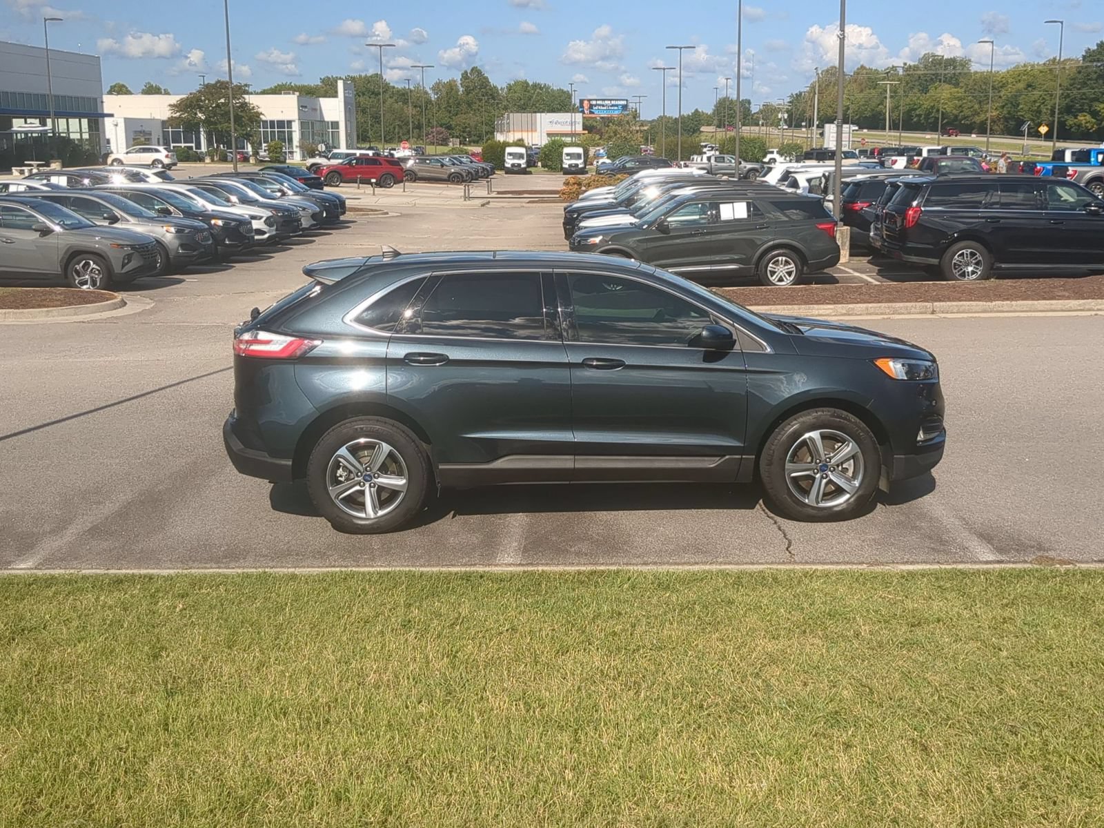 Used 2022 Ford Edge SEL w/ Convenience Package AWD/4WD image 2