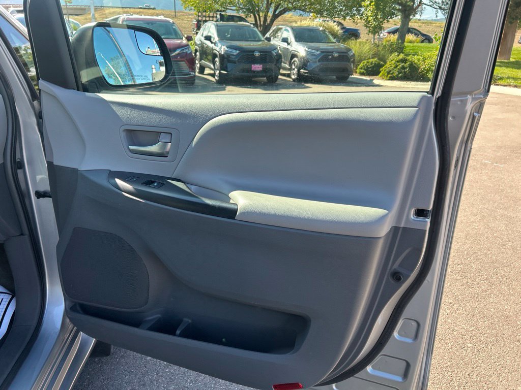 Used 2015 Toyota Sienna LE FWD image 11