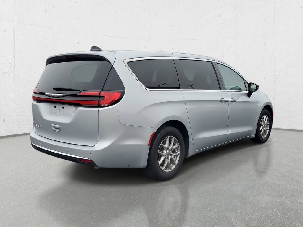 Used 2024 Chrysler Pacifica Touring-L FWD image 7