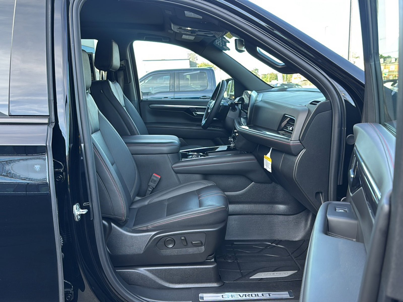 Used 2025 Chevrolet Suburban RST w/ Comfort Package AWD/4WD image 16