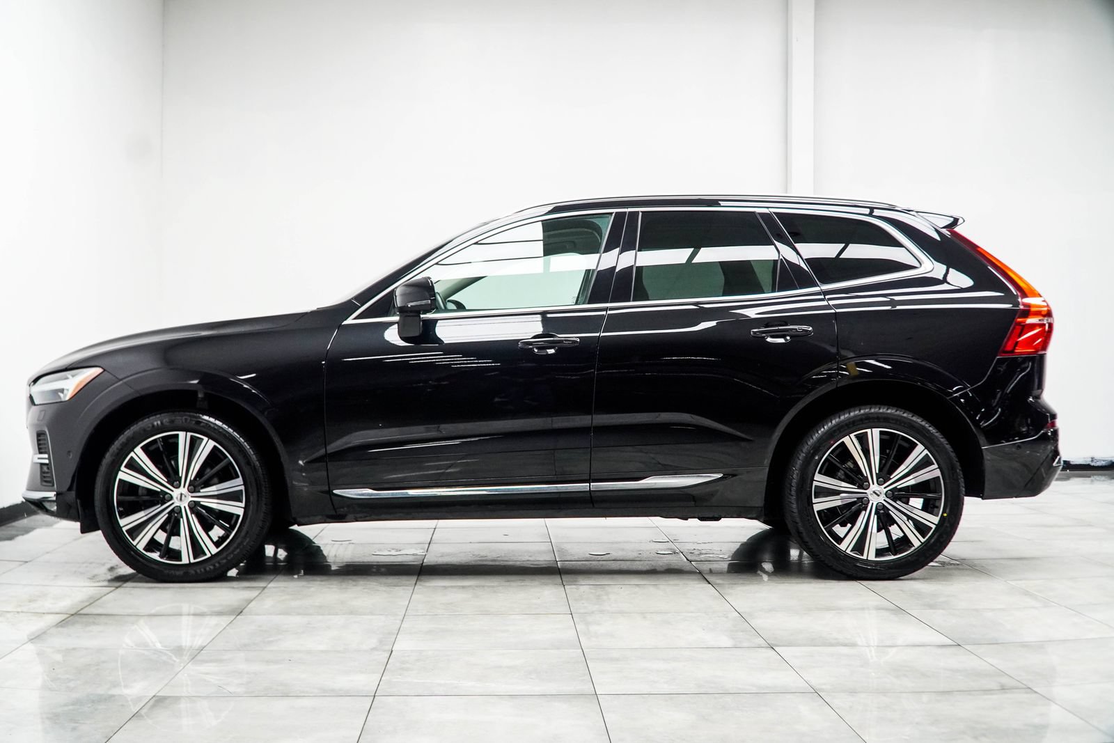 Used 2023 Volvo XC60 B5 Plus w/ Protection Package Premier FWD image 9