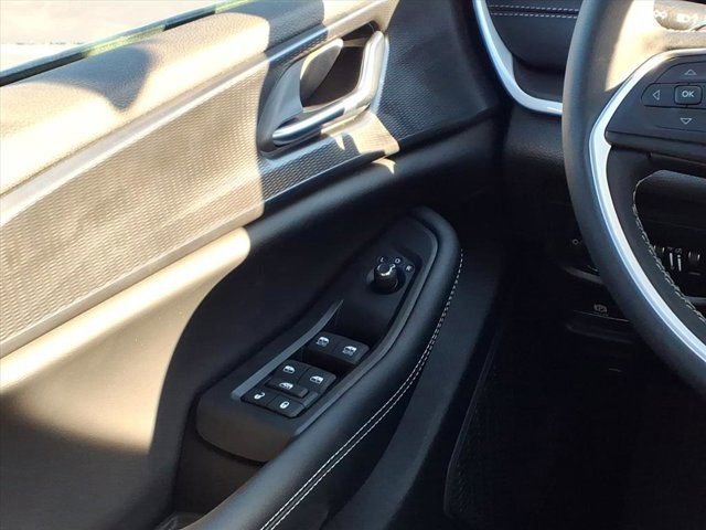 New 2025 Jeep Grand Cherokee Laredo X image 12