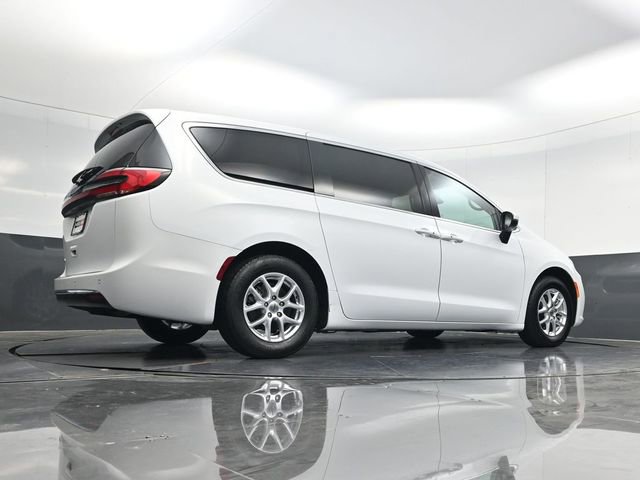Used 2023 Chrysler Pacifica Touring-L image 48
