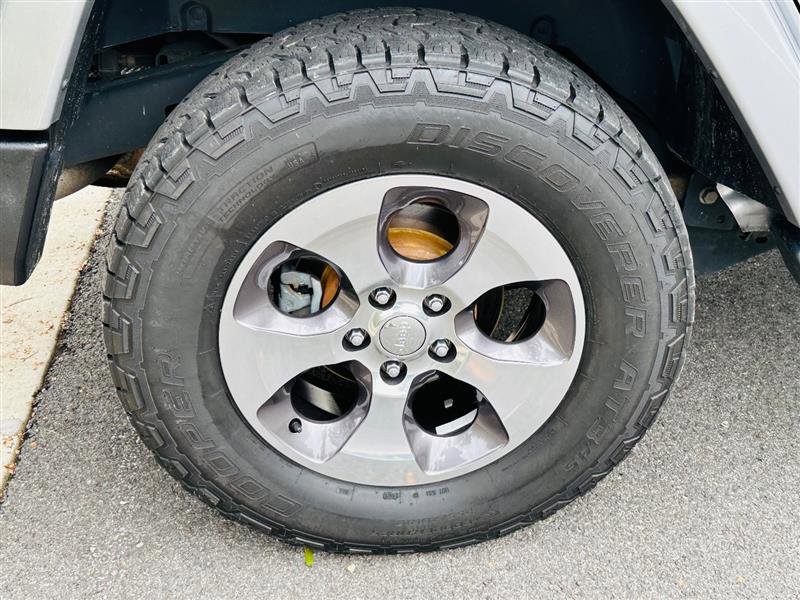 Used 2018 Jeep Wrangler Unlimited Sahara w/ Connectivity Group image 17