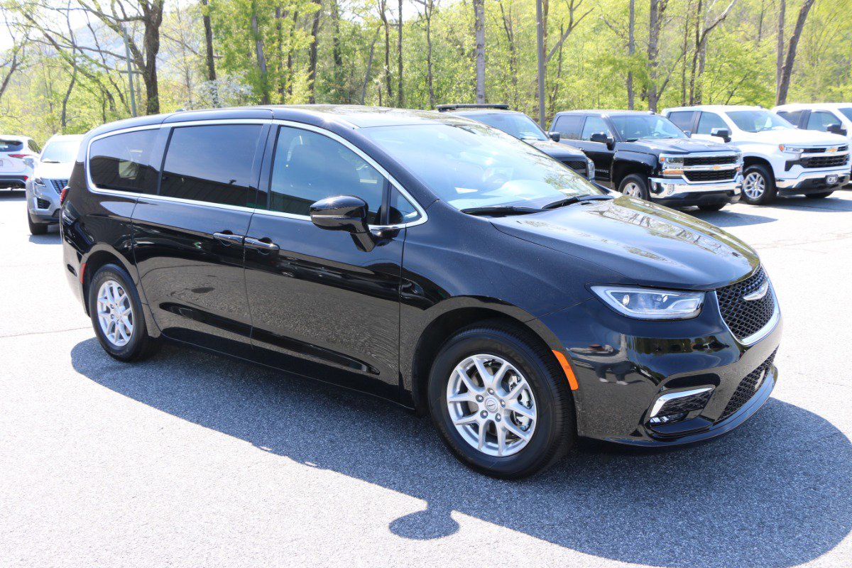 Used 2026 Chrysler Pacifica Select image 10