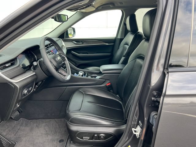Used 2024 Jeep Grand Cherokee Limited w/ Black Appearance Package AWD/4WD image 4