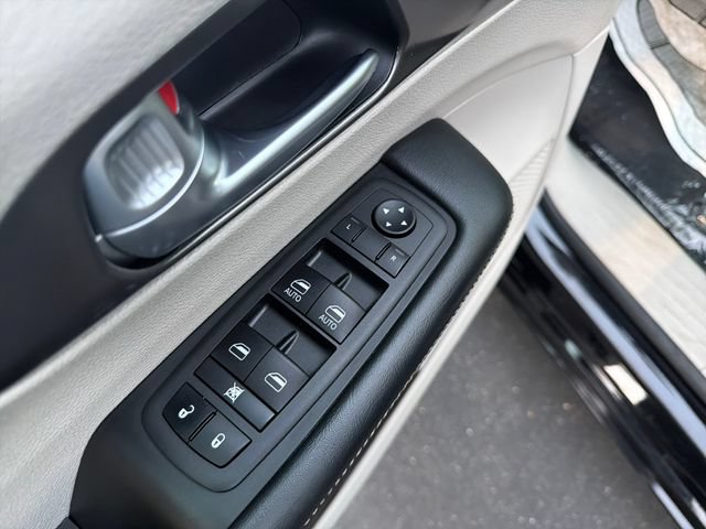 Used 2024 Chrysler Pacifica Touring-L FWD image 11