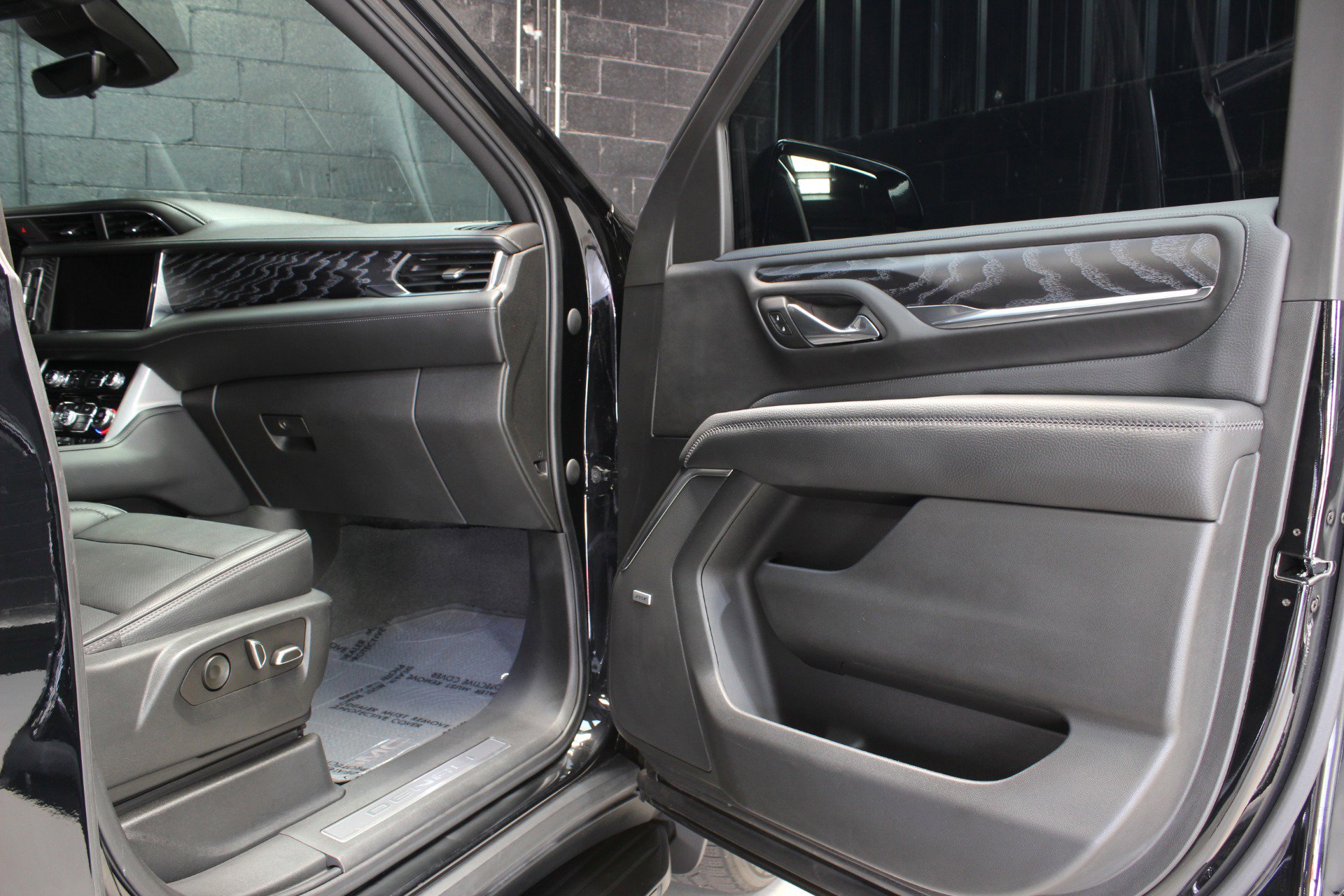 Used 2023 GMC Yukon Denali w/ Advanced Technology Package image 24