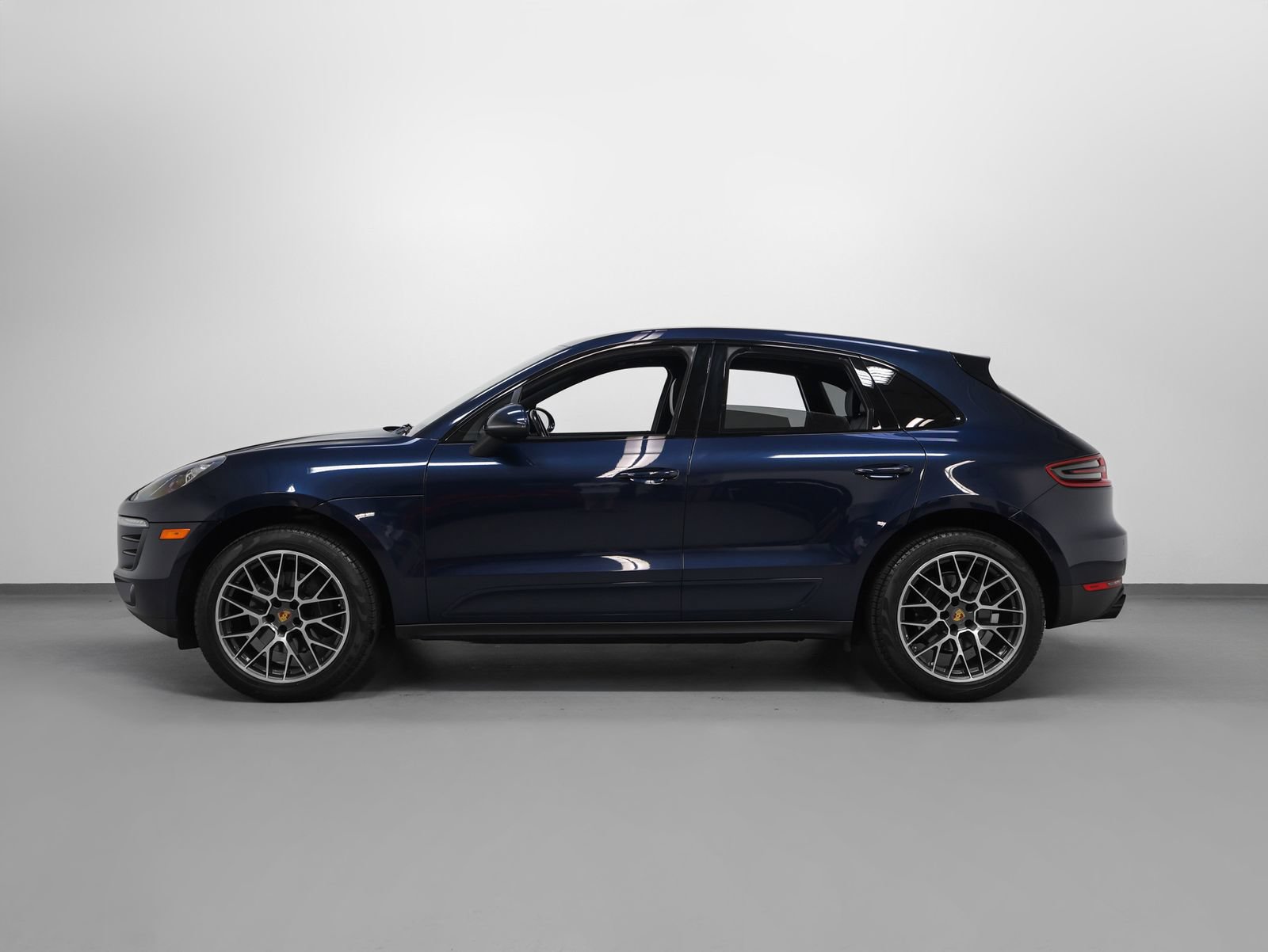 Certified 2018 Porsche Macan Sport Edition AWD/4WD image 2