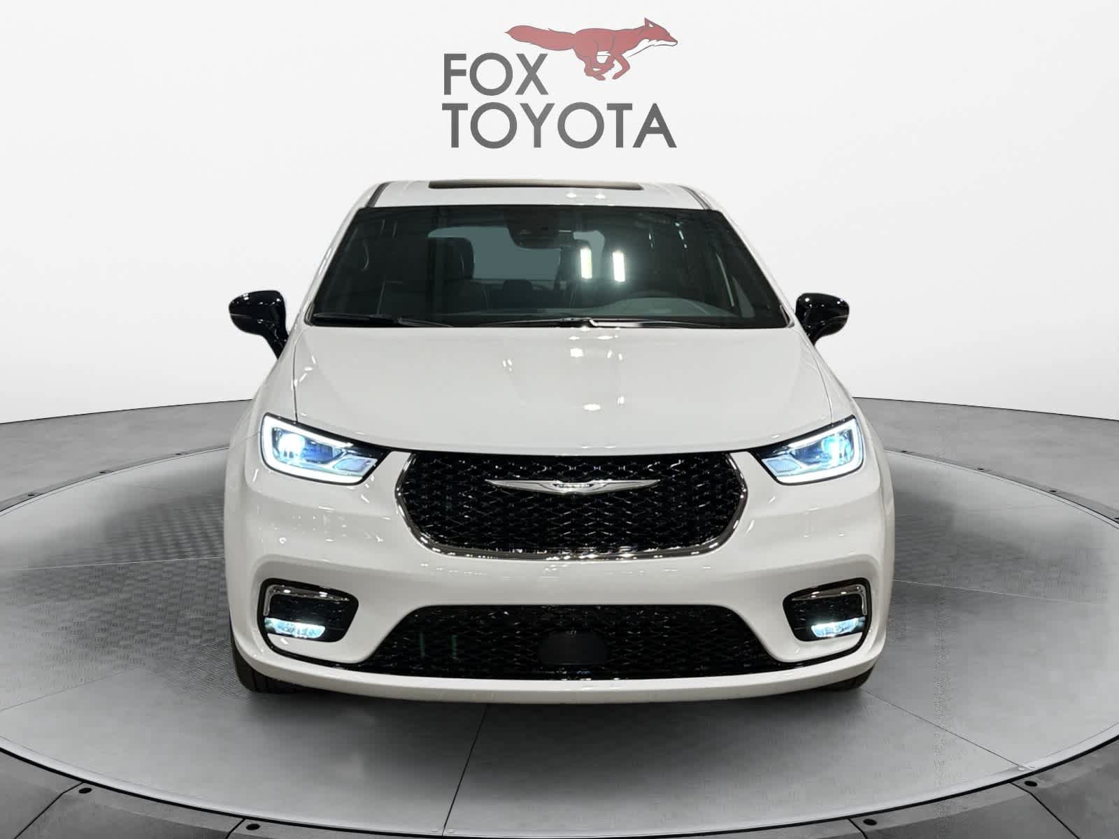 Used 2026 Chrysler Pacifica Limited FWD image 9