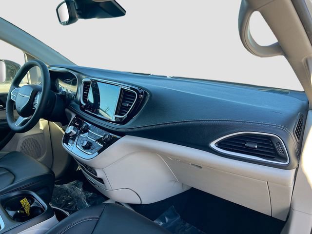 Used 2024 Chrysler Pacifica Select image 30