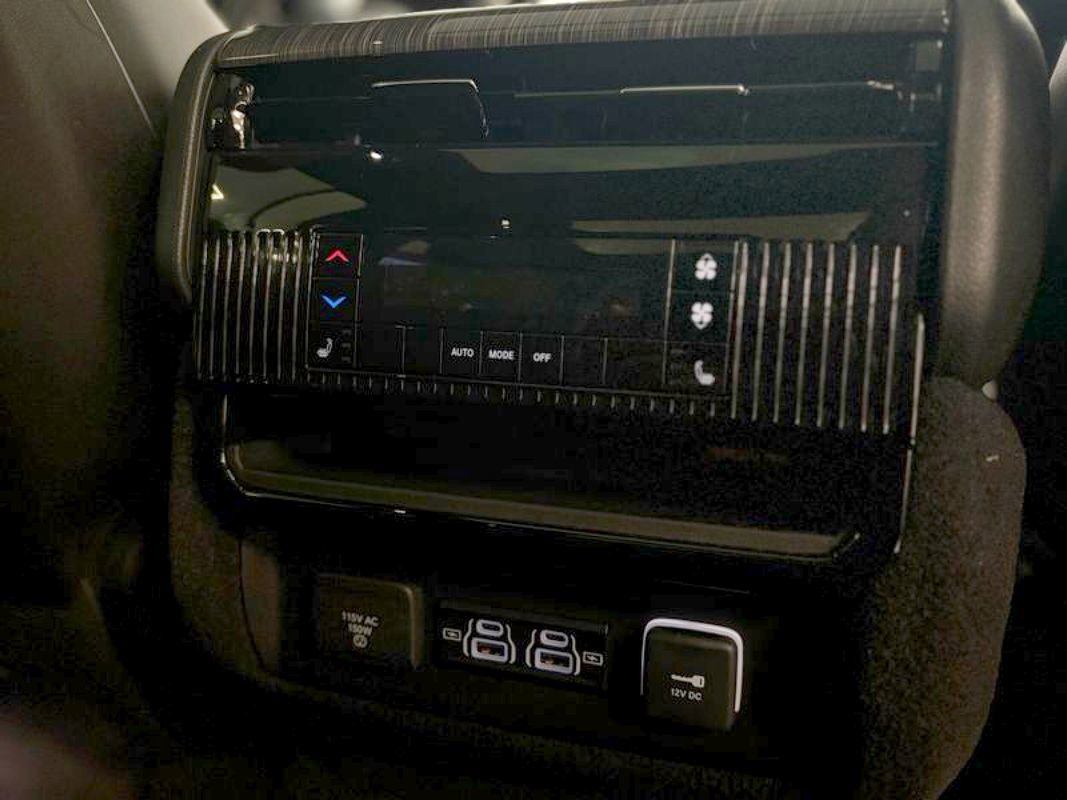 Used 2022 Jeep Wagoneer Series III w/ Premium Group I AWD/4WD image 29