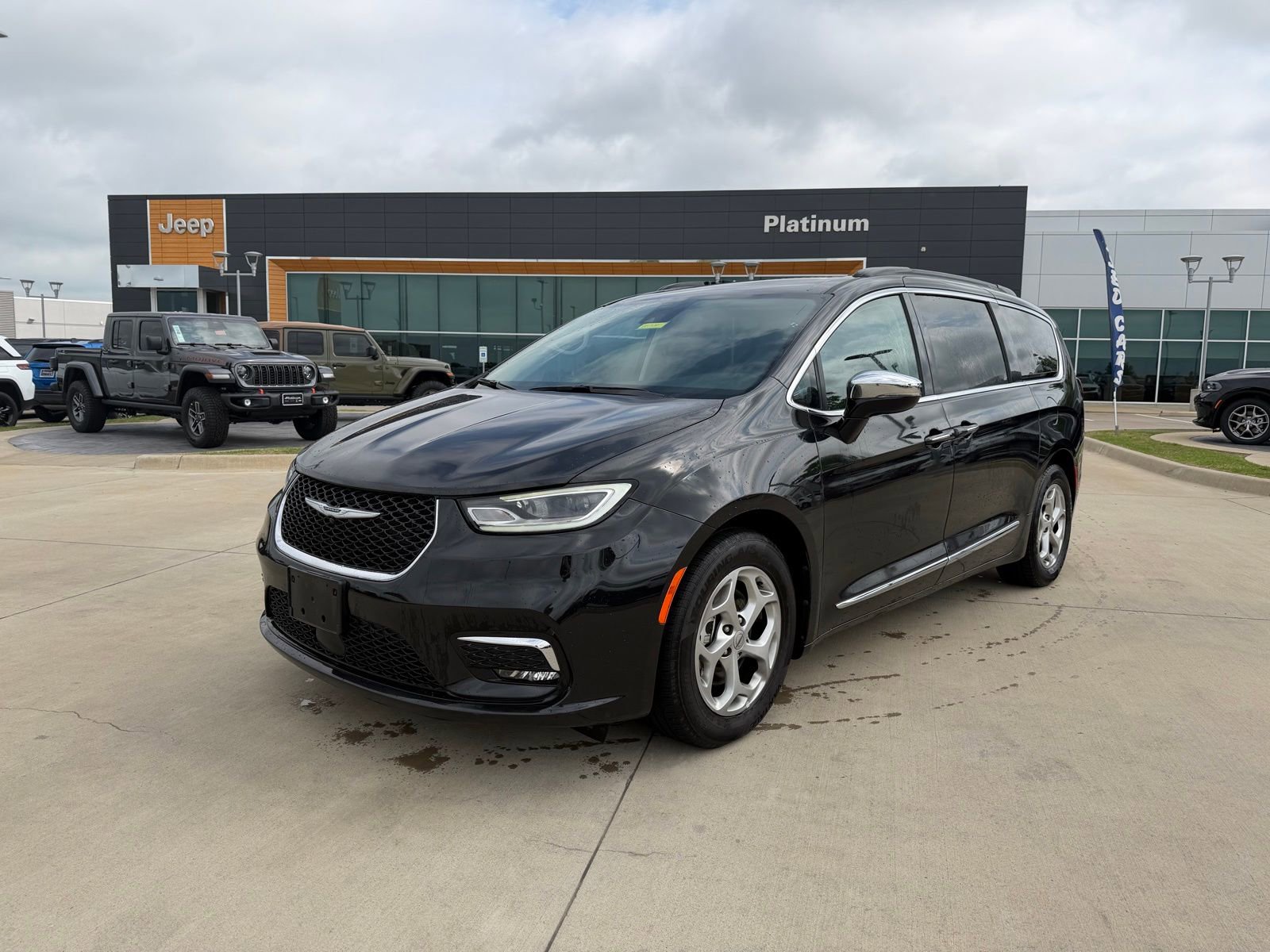 Used 2023 Chrysler Pacifica Limited image 1