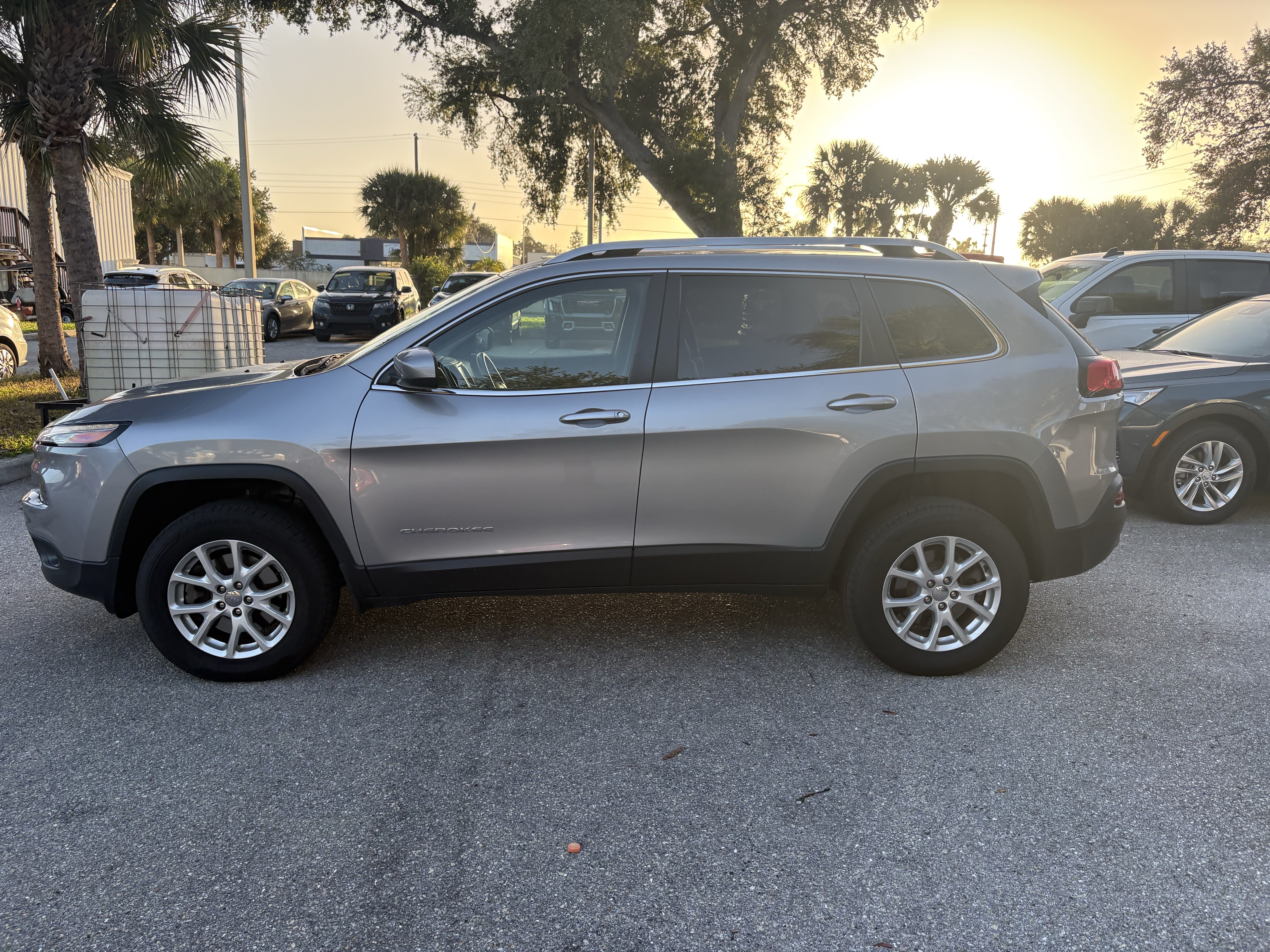 Used 2016 Jeep Cherokee Latitude w/ Comfort & Sound Group AWD/4WD image 4