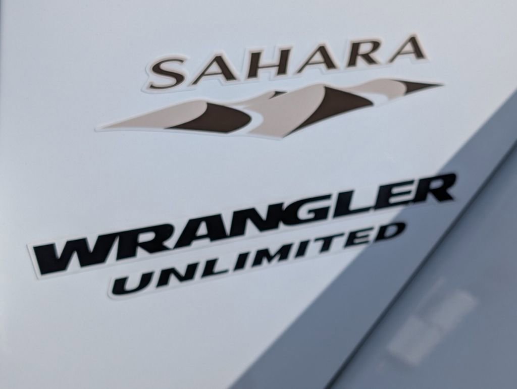 Used 2017 Jeep Wrangler Unlimited Sahara w/ Connectivity Group image 19